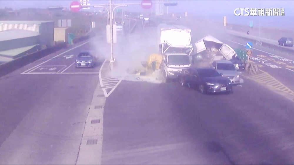 台61線大貨車追撞5車　藥劑車破裂「漂白水」流滿車道