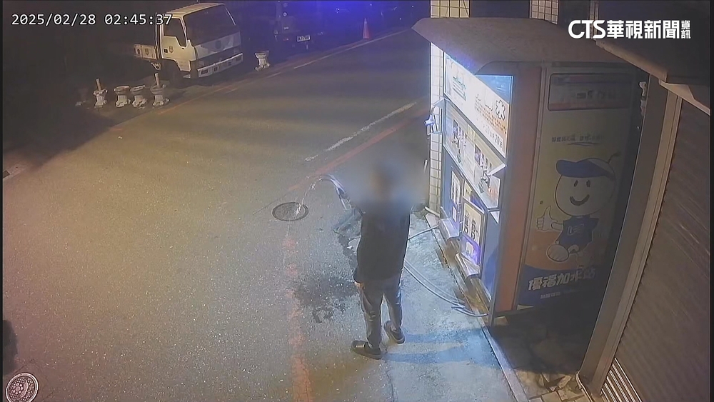 3男半夜爬電桿.踹花盆嬉鬧擾民！　警：已鎖定身分