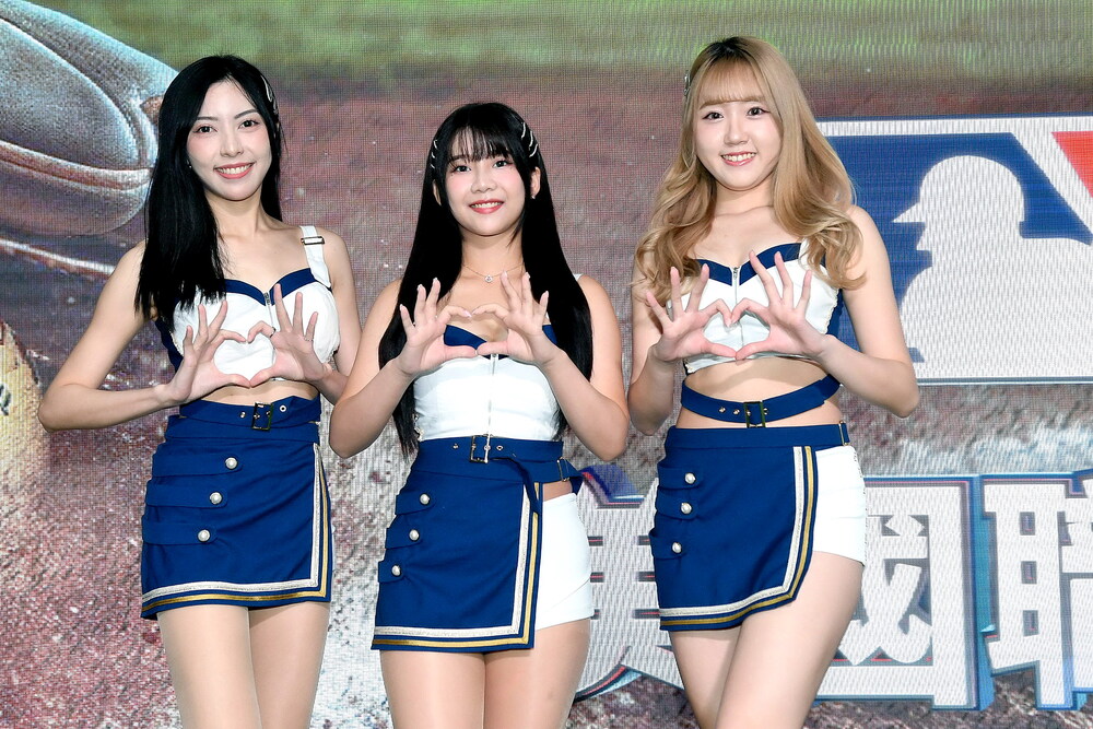 (左起)富邦悍將啦啦對潔米、奶昔、栗子，帶來精彩開場熱舞。