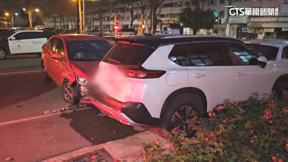 恍神釀禍！　自撞路邊休旅車　駕駛輕傷送醫