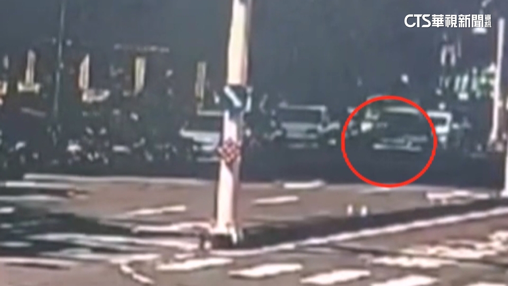 豪宅區驚魂！男2度險撞女「尾隨痛罵」　女逃大樓求助