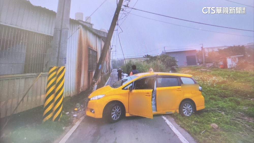 桃園整支被撞歪！計程車突衝撞電線桿　警將釐清車禍原因