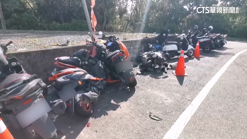 疑酒駕轉90度彎道撞倒整排機車　駕駛逃逸