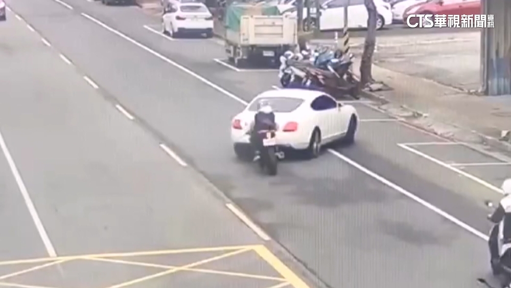 千萬豪車大迴轉　對向直行重機剎不住撞騎士重摔