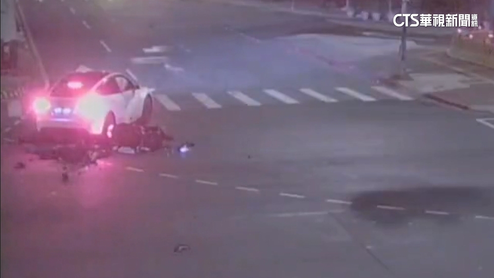 轎車左轉與機車發生碰撞　機車騎士重傷昏迷中