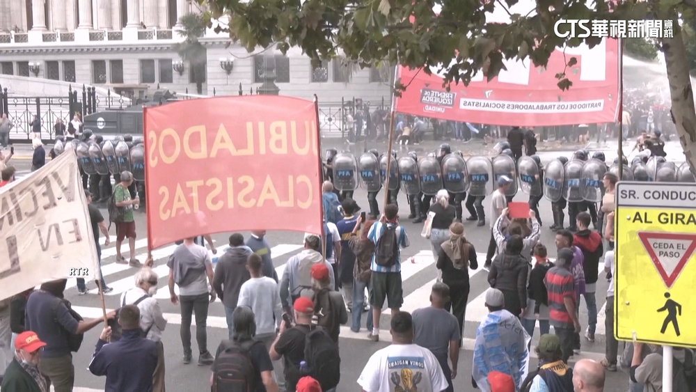 阿根廷退休民眾上街抗議 爭取調高年金.醫療補助