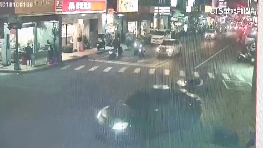 掛失竊牌車輛拒檢衝撞警車　警開3槍全力追嫌