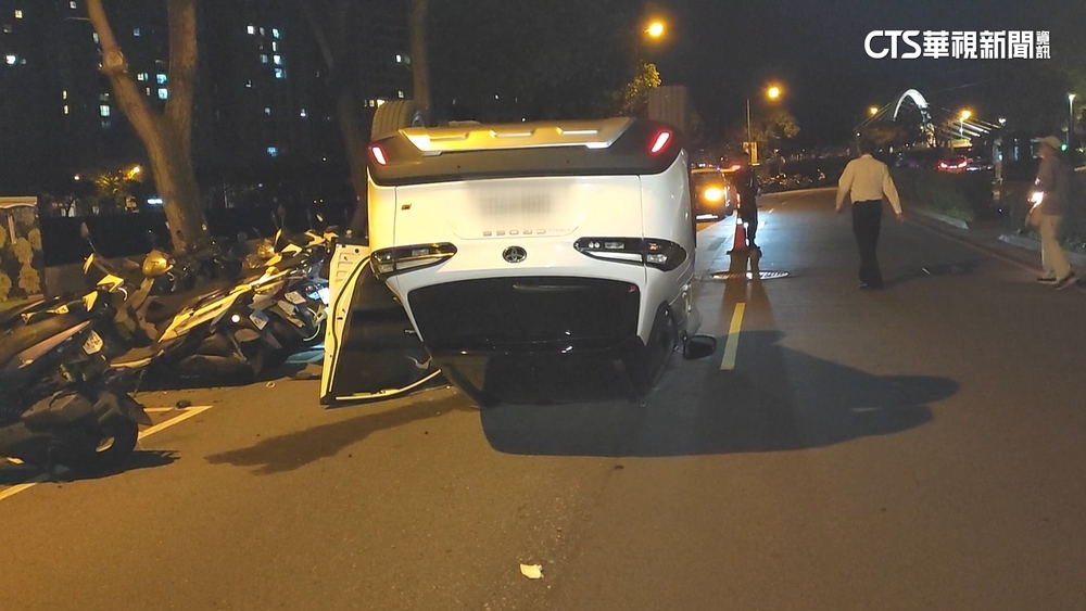 危險！女疑心情差酒駕上路　連撞24台機車後翻覆