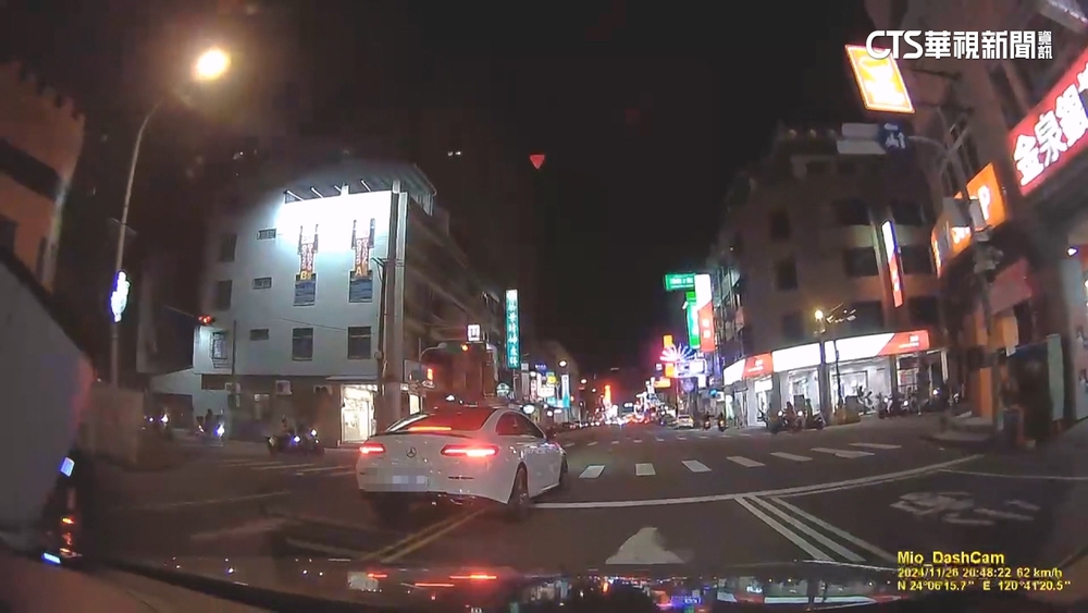 不滿被超車男逼車還亮槍　遭警包圍逃逸查獲毒品