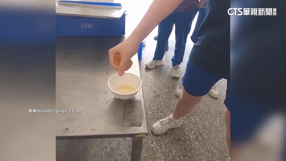 最油營養午餐！　「炸銀絲卷」擠出近半碗油