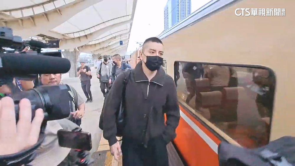 王大陸當兵去！　平頭名牌穿搭「役男專車」到成功嶺