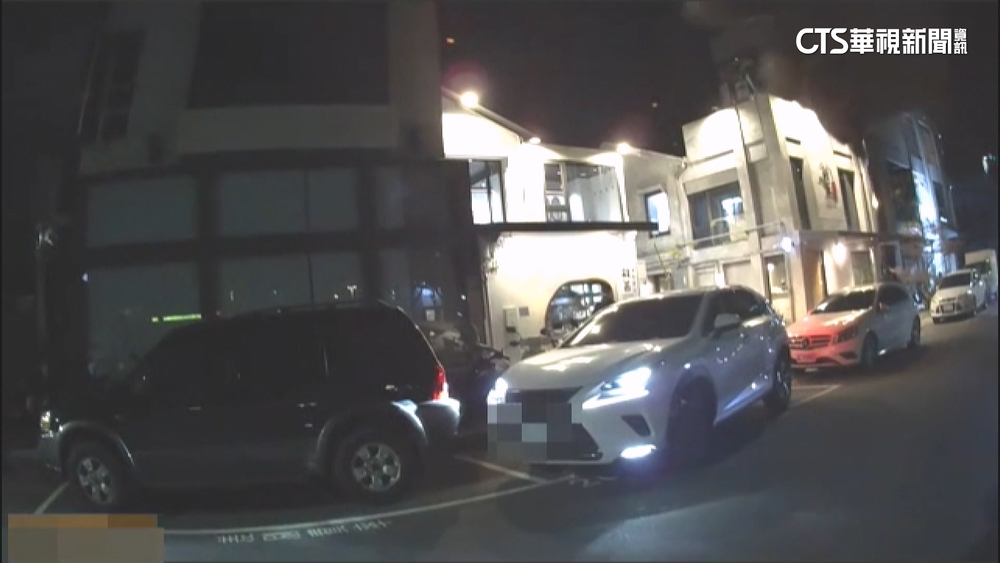 往前左打！休旅駛轉不出車格　警助指揮：要有志氣！