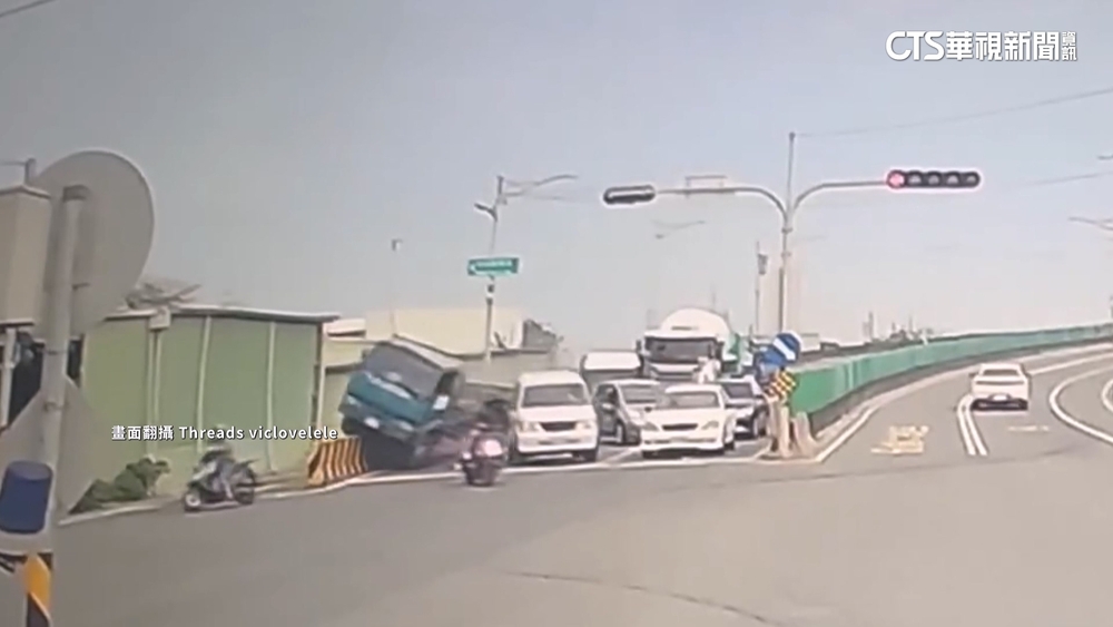 貨車下橋疑剎車失靈　衝車群追撞4車幸無人傷