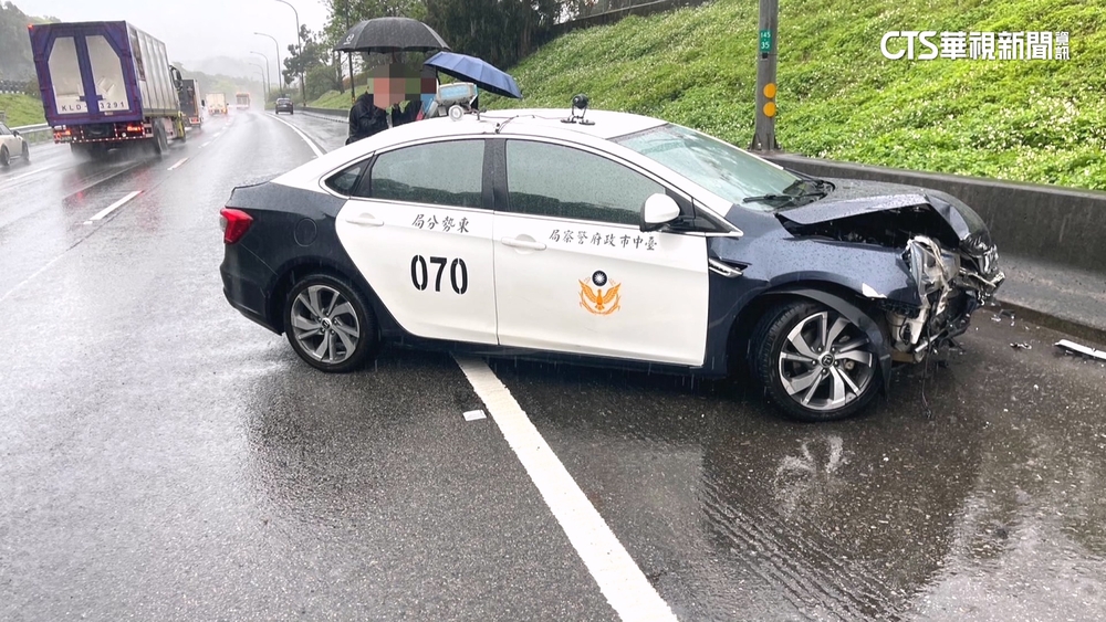 警車押解通緝犯遇大雨！路滑撞護欄　嫌受傷戒護送醫