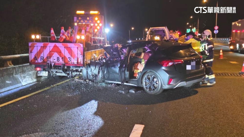 國5南港段轎車猛撞工程車　駕駛意識模糊送醫搶救