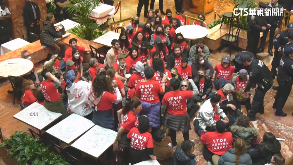 猶太團體挺巴勒斯坦學生　在川普大樓內抗議示威