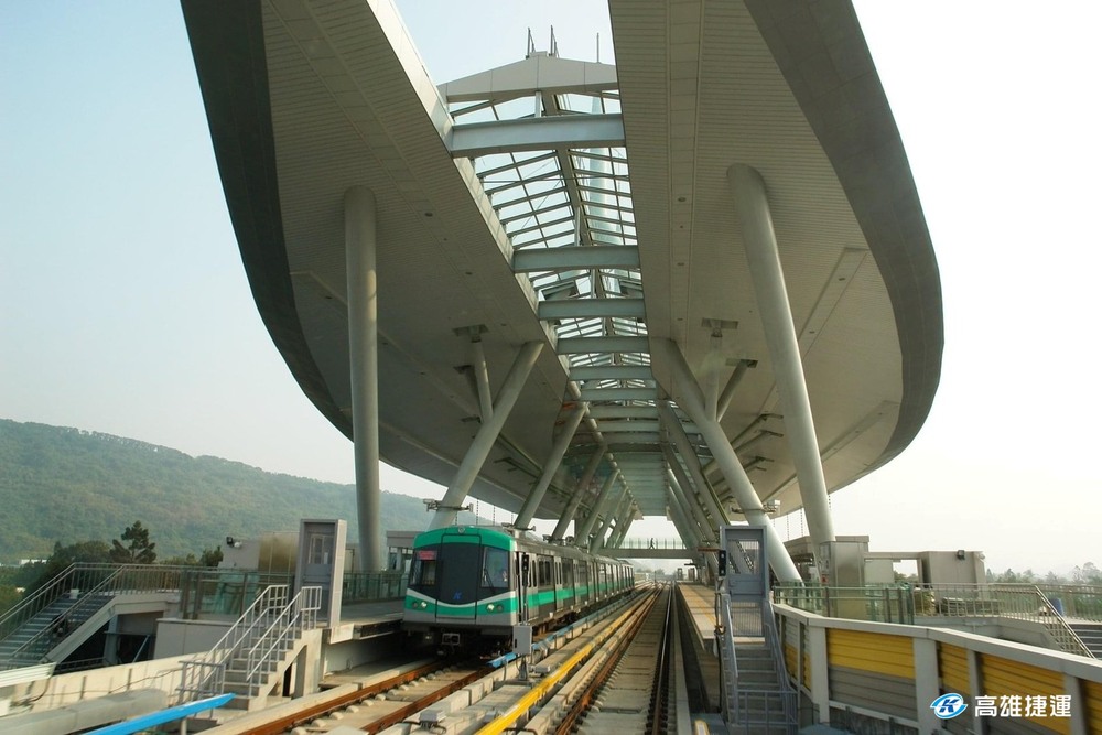 高捷軌道遭入侵「紅衣男不見蹤影」　目前已恢復通車　