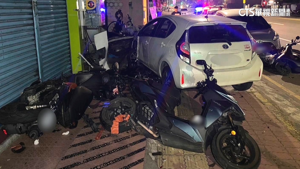 轎車失控衝撞多輛汽機車　疑疲勞駕駛釀禍