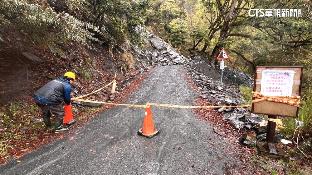 大鹿林道東線5.2K大雨落石坍　車輛禁止通行