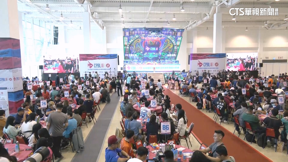 高雄中職開季辦桌！　900席宴請球迷　啦啦隊女孩上菜秀