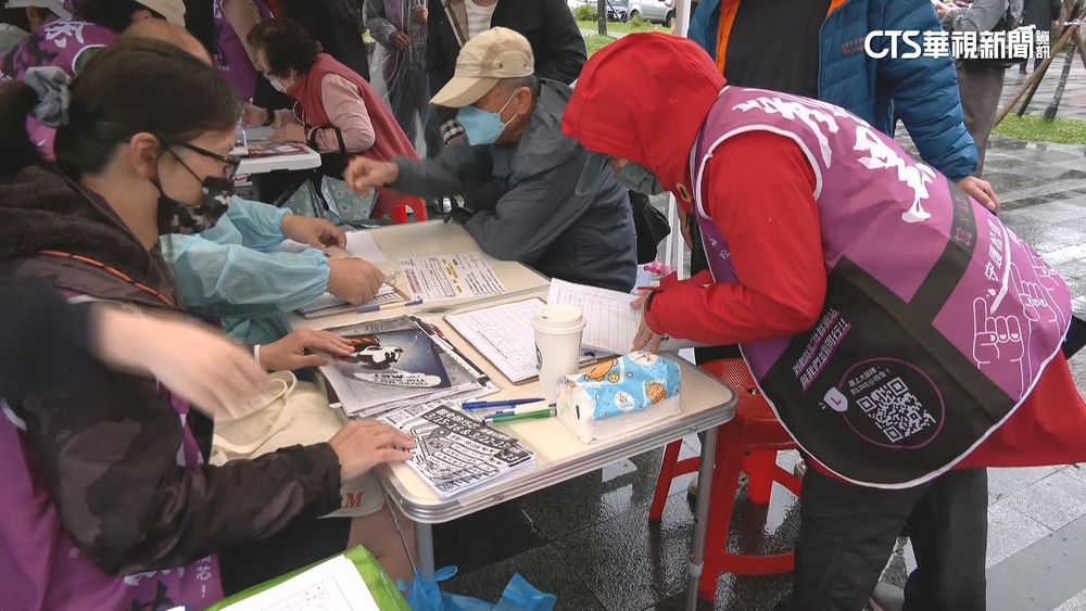 曹興誠鎖定「徐巧芯」嗆辯論　藍辦「百場說明會」抗罷免