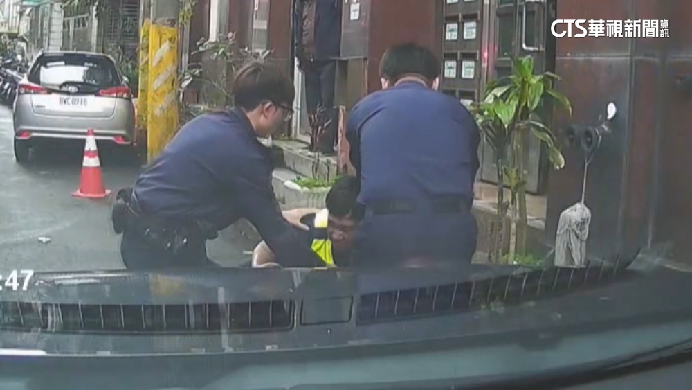 通緝犯拒捕噴辣椒水攻擊　警忍劇痛壓制逮人