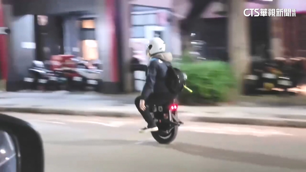 電動獨輪車違法上路　高速行駛無視2警車還超車