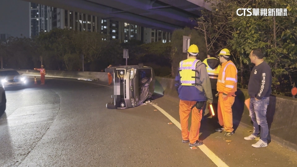 小客車自撞護欄側翻卡匝道 駕駛手部擦傷