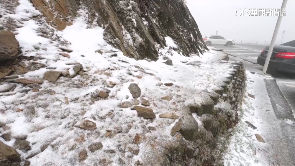 一片白茫茫！　合歡山-1度　松雪樓.小風口下冰霰