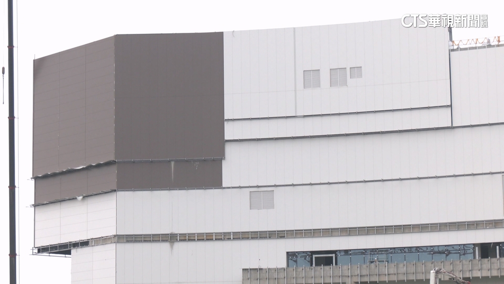 洲際棒球場「白牆」吃球挨轟　百貨業者允設布幕.牆面塗「深藍色」