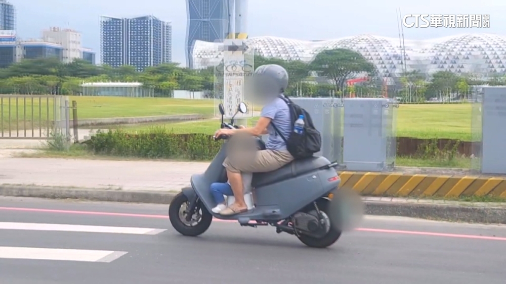 家長機車腳踏墊擺椅載童　警：最高開罰6百元