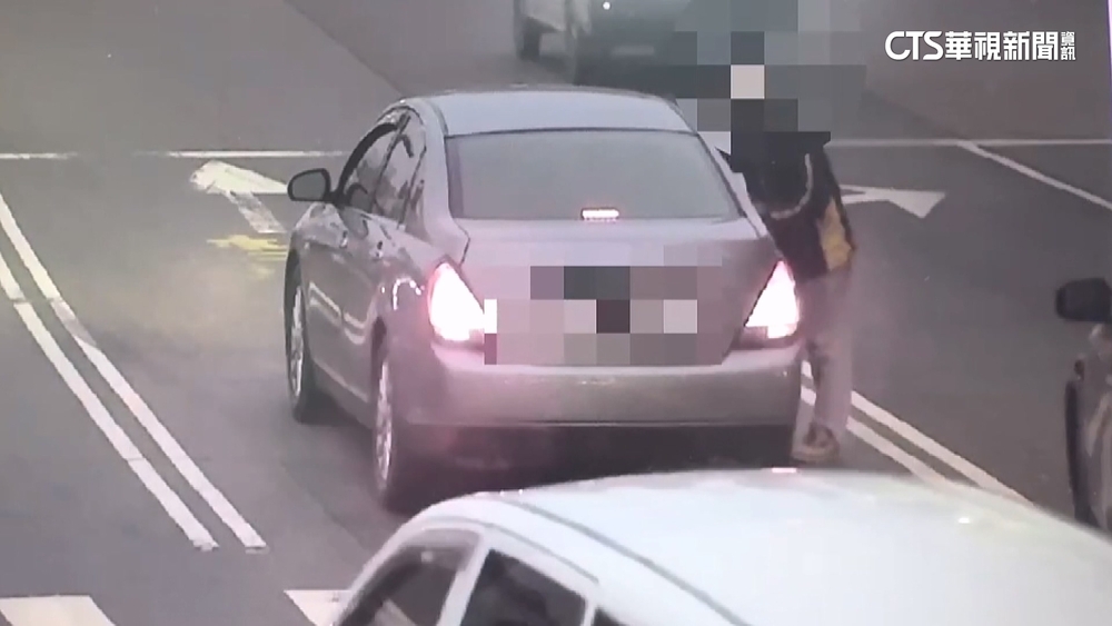 騎車撞人喊「無照別報警」　丟2千元逃逸！警追緝中