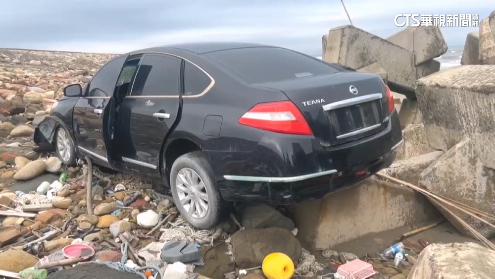 闖入？外海飄入？　黑車詭停消波塊旁！　車主喊冤