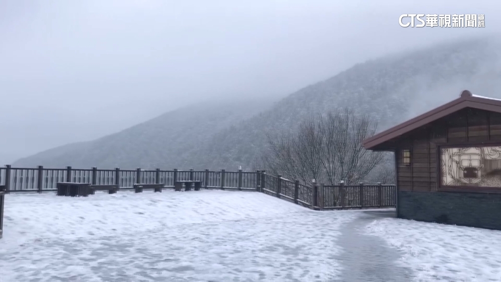 合歡山持續下雪！　積雪11.5公分上山需掛雪鍊