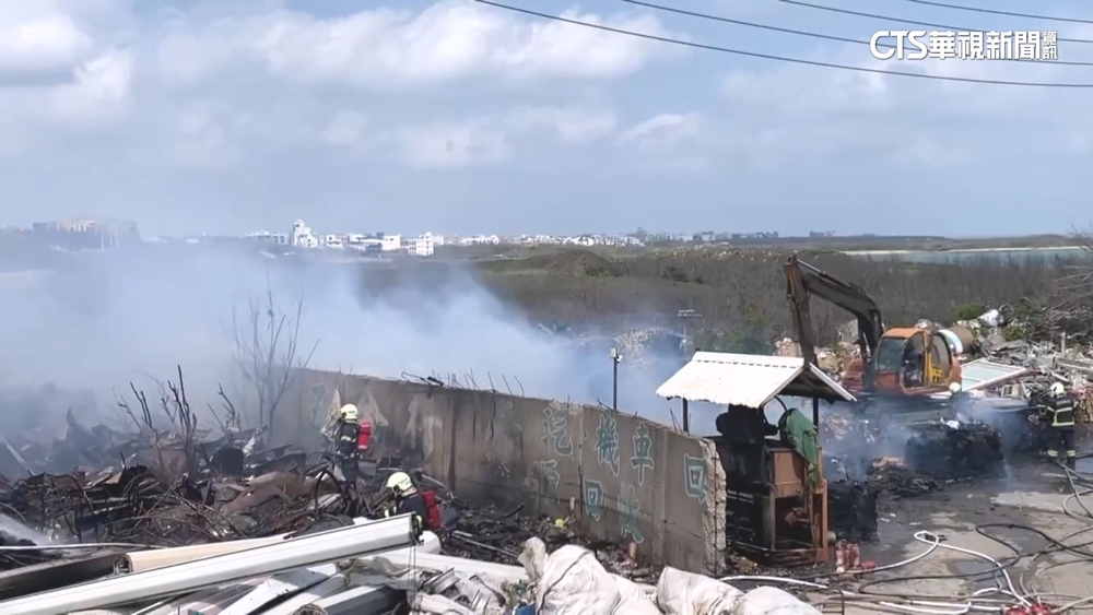 澎湖回收場大火燒逾2小時　濃煙密布致空污
