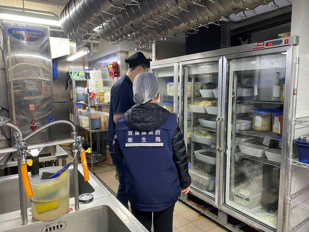 宜蘭火鍋店15人疑食物中毒　衛生局揪2缺失要求停業