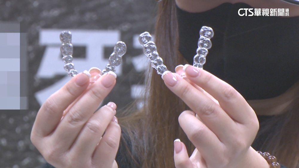 知名隱形牙套戴出問題？　受害者控「牙縫變大」毀美觀