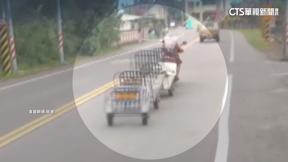 阿嬤牌聯結車？　騎機車拖了3台小推車　最高可處600元罰鍰