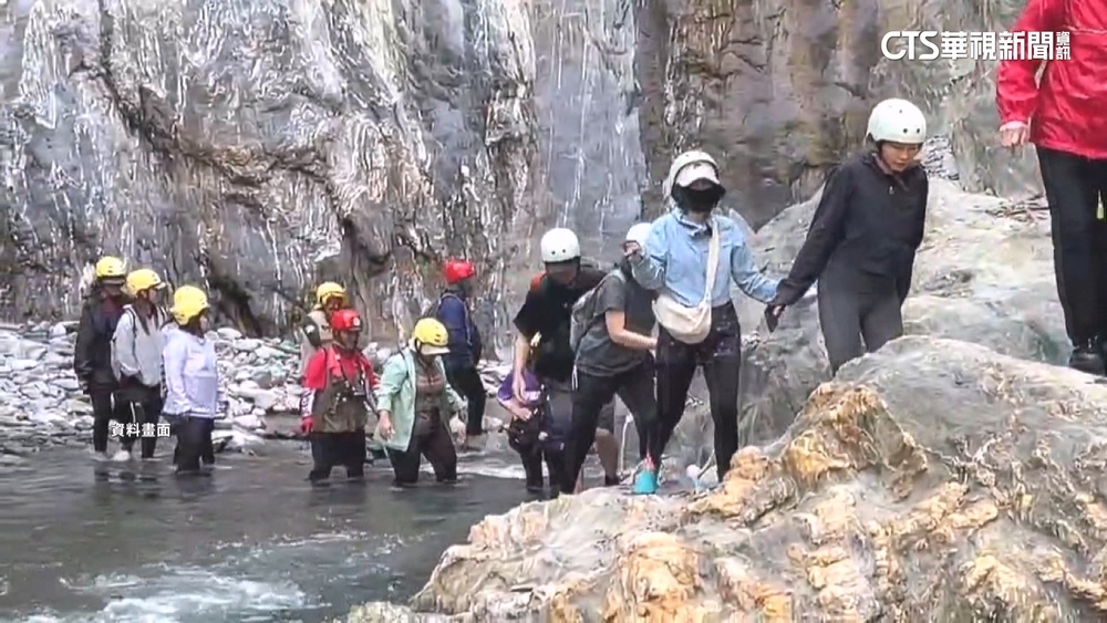 25人團遊屏東霧台哈尤溪　落石突砸落7傷送醫