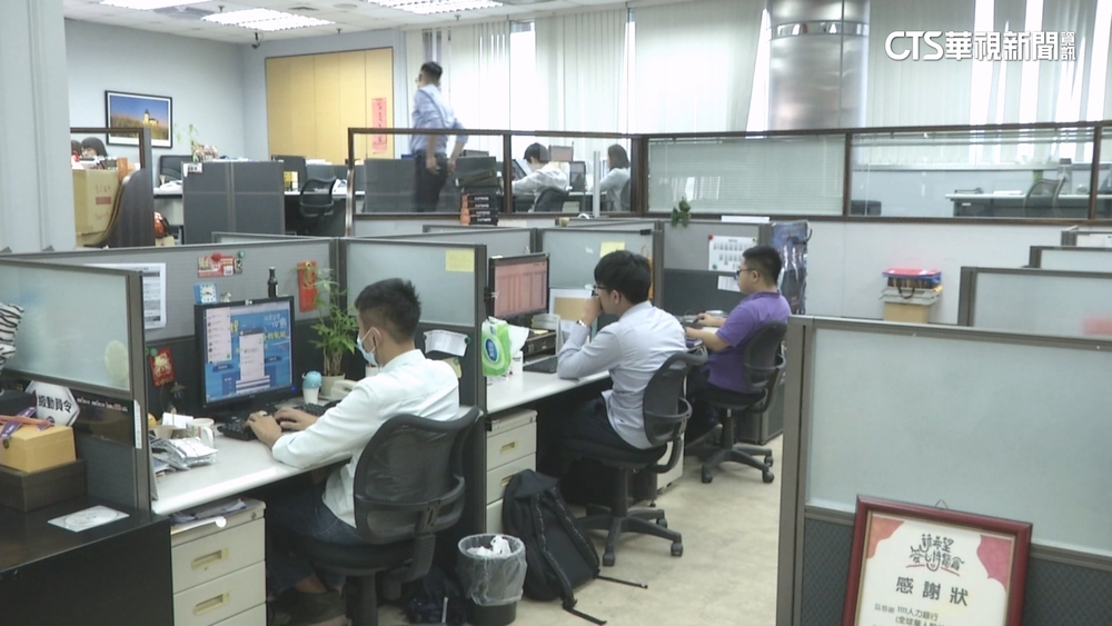 「胸肌這麼大摸一下不會怎樣」 勞動部：可能踩到性騷擾紅線