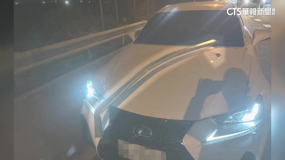 國道天外飛來鐵條砸車.插保險桿　駕駛擦身死神嚇壞