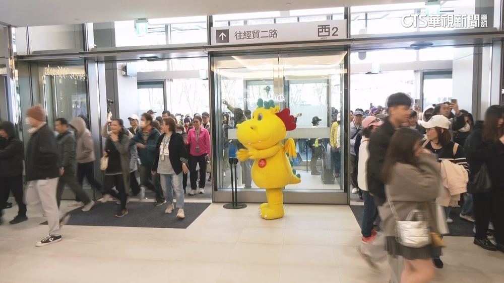南港購物商場開幕首日民眾塞爆