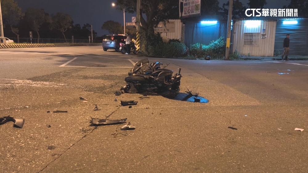 駕駛無照又闖燈！　遭機車攔腰撞　騎士2人骨折傷
