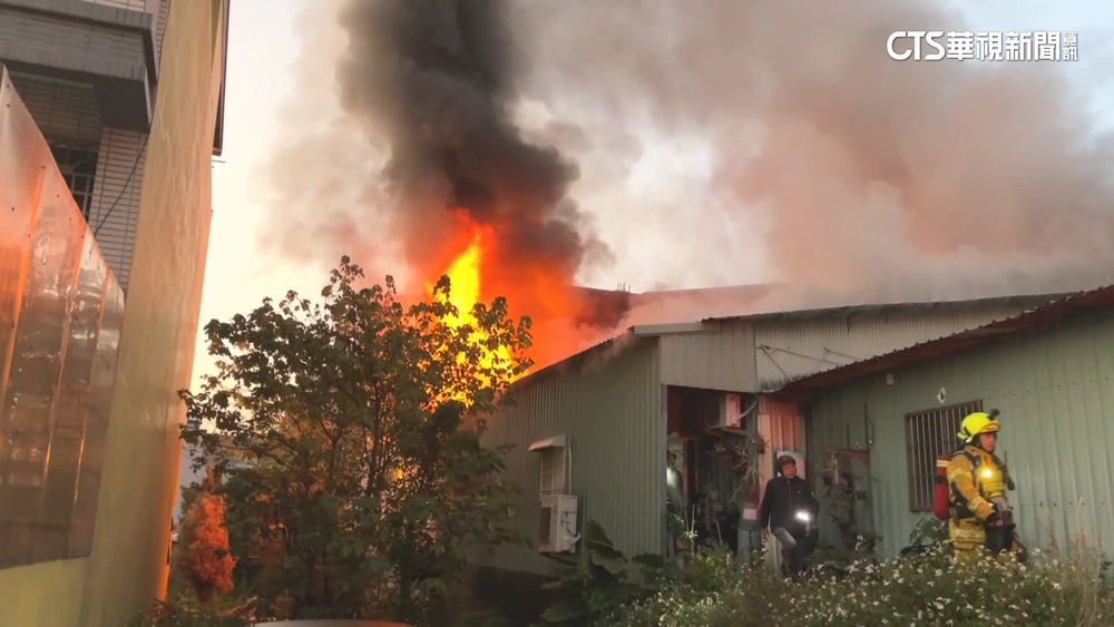 南投隔熱紙店清晨起火！　騎樓天花板突塌　險砸消防員
