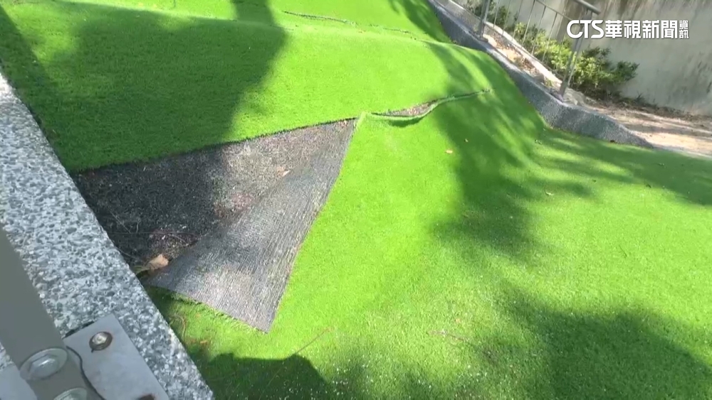 草皮掀.燈飾脫落...中正公園兒童遊樂場遊具多損壞