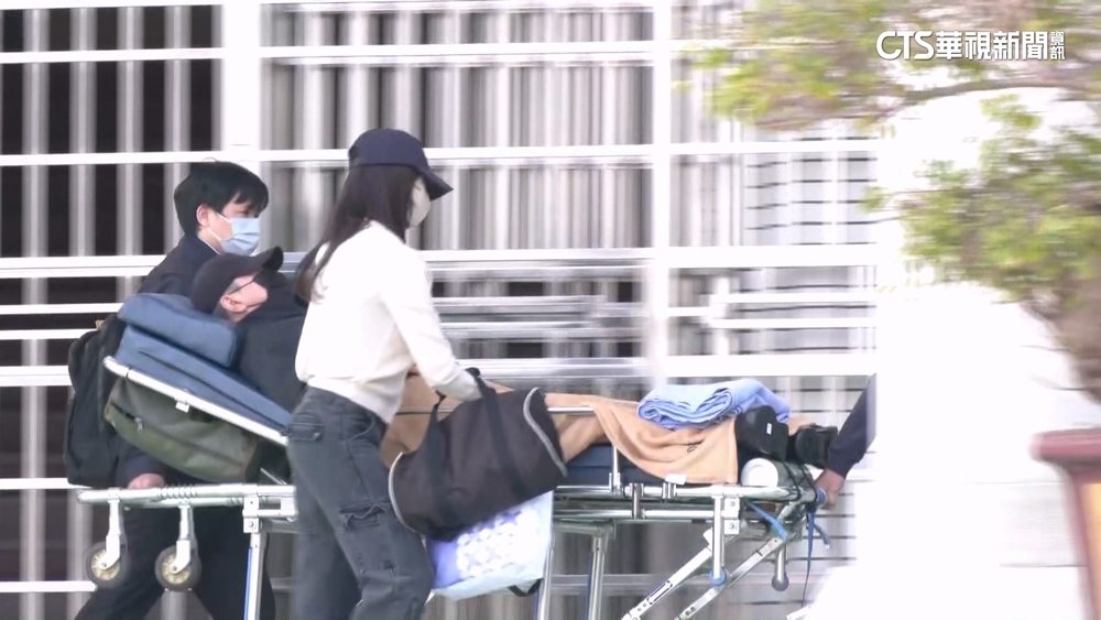 林明佐涉貪1200萬交保　躺擔架離開看守所