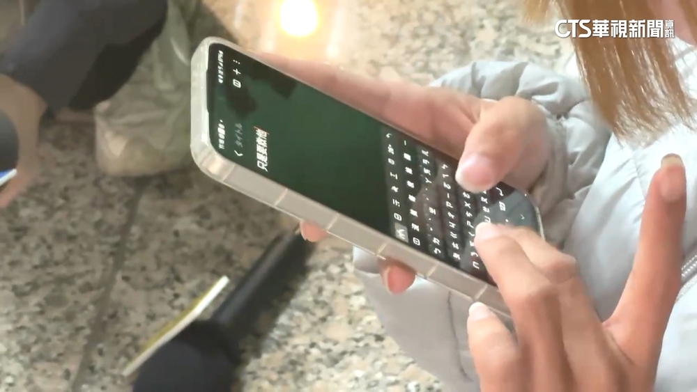 Yuki以手機打字方式和現場媒體溝通。圖/華視新聞