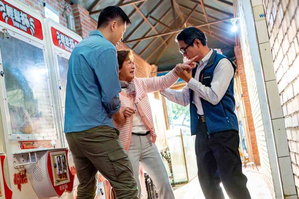 銘財寶珠到農家餐廳吃飯，寶珠去上洗手間，看到鏡子，認不出來是誰 