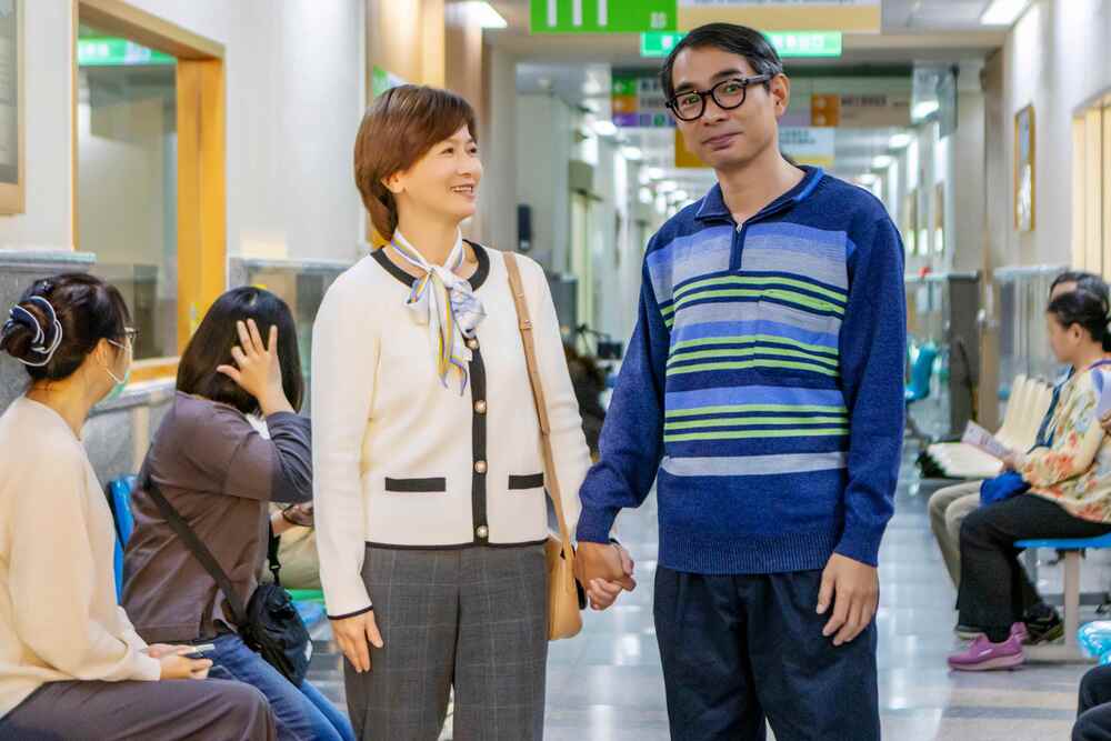 銘財(謝其文飾)與寶珠(謝瓊煖飾)是一對恩愛的夫妻