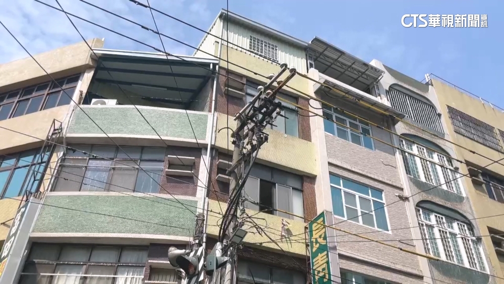 電桿故障驚見「火瀑布」罩騎士　一度停電影響800戶